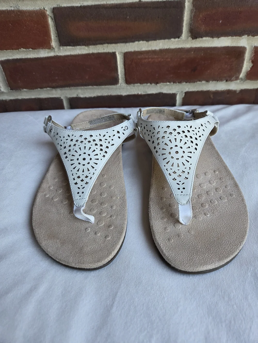 Vionic Kirra Perf Women’s 6.5 Wide White Leather T-Strap Comfort Sandals